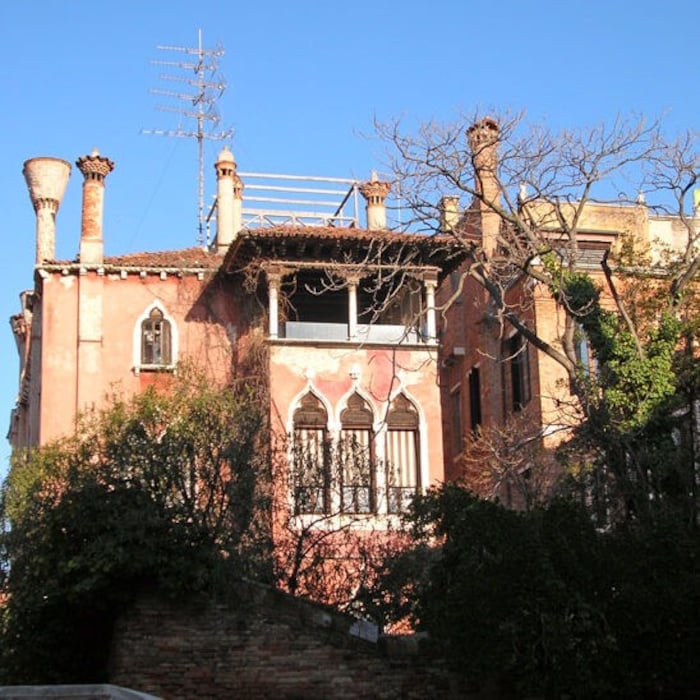 So sieht die Rückseite der Immobilie aus.