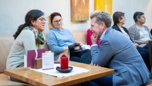 AK-Präsident Bernhard Heinzle unterhielt sich bei einer kleinen Zusammenkunft mit den ...