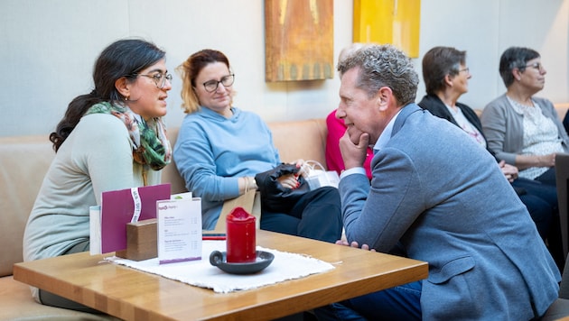 AK-Präsident Bernhard Heinzle unterhielt sich bei einer kleinen Zusammenkunft mit den ...