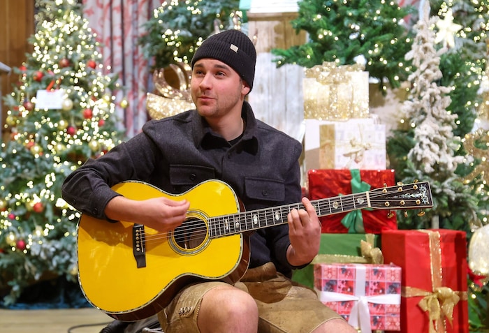 Chris Steger verbringt Silvester auf einer Hütte mit Freunden.