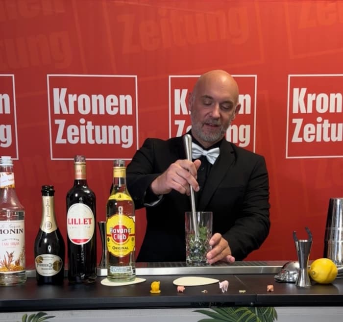 Minze sanft andrücken, nicht reiben!