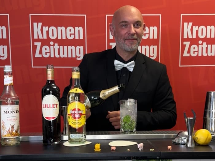 Statt mit Sodawasser wird er mit einem trockenen Champagner aufgefüllt.