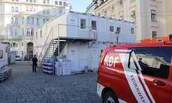 In diesem unscheinbaren zweistöckigen Container mitten im Trubel der Feiern pocht das geheime ...