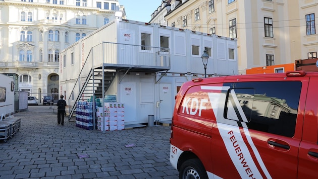 In diesem unscheinbaren zweistöckigen Container mitten im Trubel der Feiern pocht das geheime ...