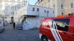 In diesem unscheinbaren zweistöckigen Container mitten im Trubel der Feiern pocht das geheime ...