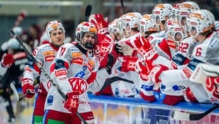 KAC-Stürmer Johannes Dobrovolny (vorne) bei seinem ersten Torjubel.