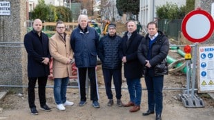 v.li.: FPÖ-Klubobmann Patrick Horn, Bezirksvorsteher-Stv. Daniel Eigner mit zwei Mietern sowie ...