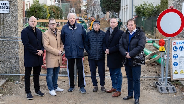 v.li.: FPÖ-Klubobmann Patrick Horn, Bezirksvorsteher-Stv. Daniel Eigner mit zwei Mietern sowie ...