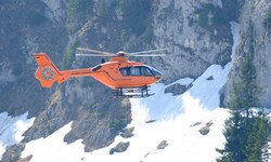 Per Rettungshubschrauber kamen die Retter ins Lawinengebiet (Symbolbild).