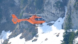 Per Rettungshubschrauber kamen die Retter ins Lawinengebiet (Symbolbild).
