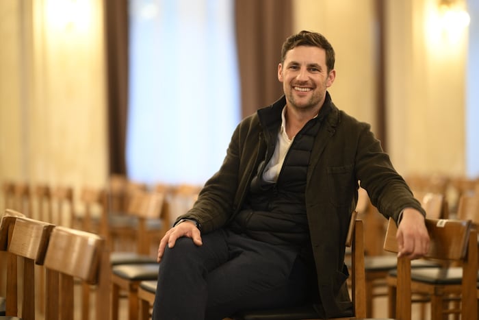 Er stiehlt sogar „Rex“ die Show: der steirische Schauspieler und „Rex“-Star Ferdinand Seebacher