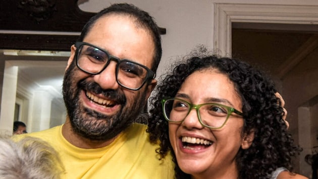 Der freigelassene Demokratie-Aktivist Abdel Fattah mit seiner Schwester