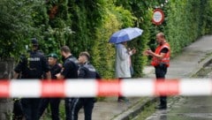 Nach dem Todesschuss sperrte die Polizei den Tatort in der Salzburger Ferdinand-Sauter-Straße ...