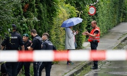 Nach dem Todesschuss sperrte die Polizei den Tatort in der Salzburger Ferdinand-Sauter-Straße ...