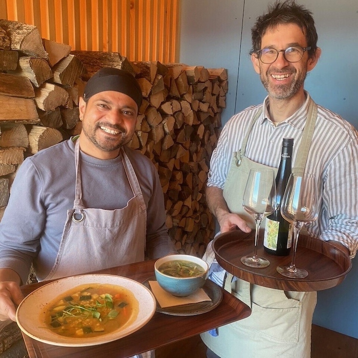Zur nepalesischen Suppe gibt es ein Achterl – serviert von Hüttenwirt Bernard Schwarz und ...
