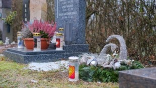 Statt nur dem Gesteck, das die Familie zu Weihnachten platziert hatte, ziert seit Montag auch ...