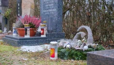 Statt nur dem Gesteck, das die Familie zu Weihnachten platziert hatte, ziert seit Montag auch ...