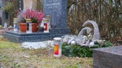 Statt nur dem Gesteck, das die Familie zu Weihnachten platziert hatte, ziert seit Montag auch ...