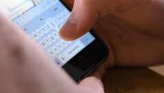 Statt einem Treffen, „hagelte“ es Erpressungen, denen der 18-Jährige ganze acht Mal nachging.