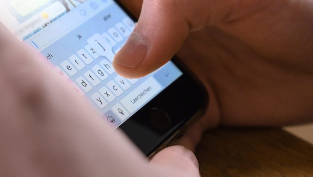 Statt einem Treffen, „hagelte“ es Erpressungen, denen der 18-Jährige ganze acht Mal nachging.