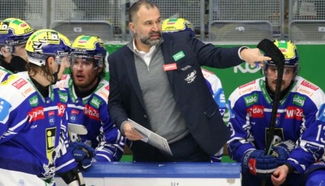 Coach Pierre Allard (Mitte) zeigt, wie es beim VSV wieder aufwärts gehen kann.