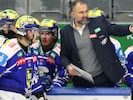 Coach Pierre Allard (Mitte) zeigt, wie es beim VSV wieder aufwärts gehen kann.