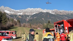 Zahlreiche Hubschrauberflüge und der Einsatz vieler Feuerwehrleute waren nötig, um den Brand ...