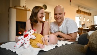 Die Eltern Claudia und David Kastner aus Bad Kreuzen mit dem kleinen Leander, der zu Weihnachten ...