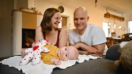 Die Eltern Claudia und David Kastner aus Bad Kreuzen mit dem kleinen Leander, der zu Weihnachten ...