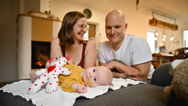 Die Eltern Claudia und David Kastner aus Bad Kreuzen mit dem kleinen Leander, der zu Weihnachten ...