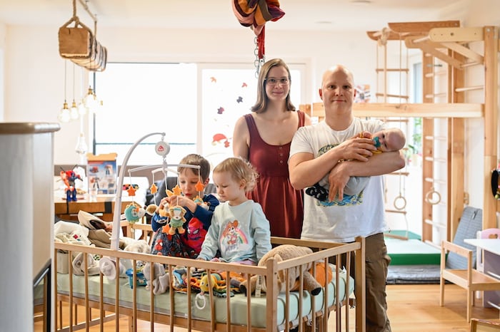 Leanders große Geschwister, der fünfjährige Raphael und die zweijährige Leonora, haben sein ...