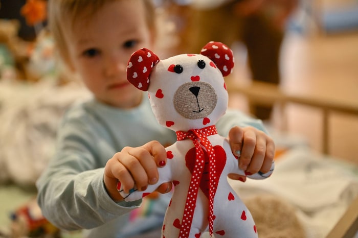 Schwester Leonora (2) zeigt stolz den Herzbären.