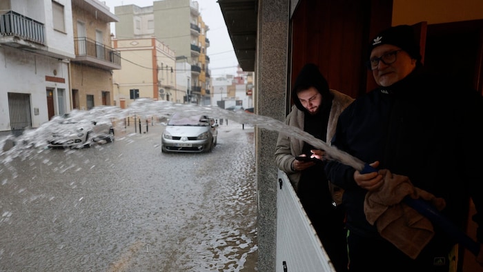 Ein Mann entfernt Wasser aus seiner Garage.