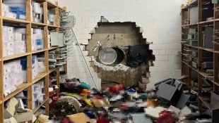 In der deutschen Stadt Gelsenkirchen haben Unbekannte ein Loch in den Tresorraum einer Bank ...