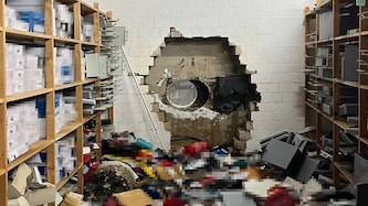 In der deutschen Stadt Gelsenkirchen haben Unbekannte ein Loch in den Tresorraum einer Bank ...