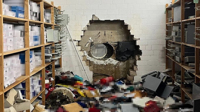 Durch dieses Loch gelangten der oder die Einbrecher in die Bank.