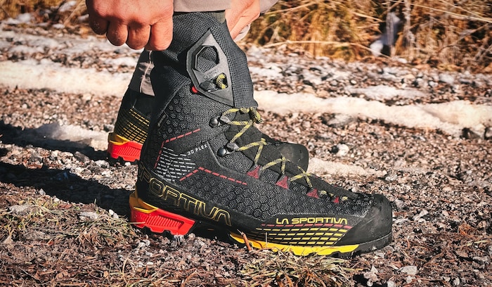 Doe integrierte Gamasche sorgt dafür, dass sich der Schuh hauteng ans Bein schmiegt