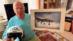 Der Luftfahrt-Pionier beim „Krone“-Besuch in seiner Wohnung im steirischen Spielberg.