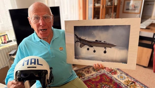 Der Luftfahrt-Pionier beim „Krone“-Besuch in seiner Wohnung im steirischen Spielberg.