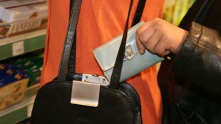 Sogar aus einer umgehängten Handtasche wurde eine Geldtasche gestohlen (Symbolbild).
