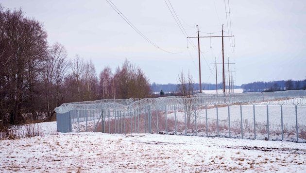 Zwischen dem Aggressor und dem baltischen Staat soll der „modernste Grenzschutz an der östlichen ...