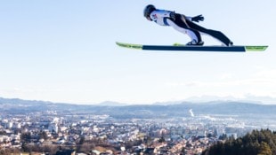 Bald heben die besten Ski-Springerinnen in der Alpenarena ab