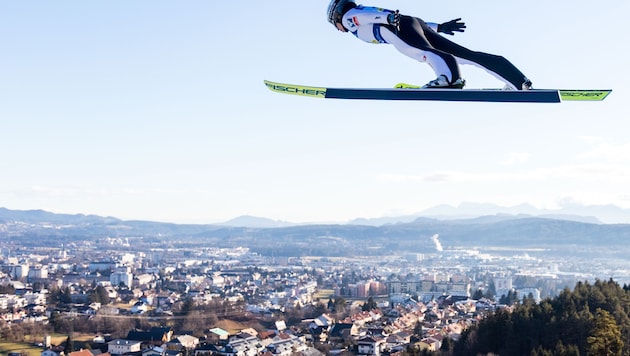 Bald heben die besten Ski-Springerinnen in der Alpenarena ab