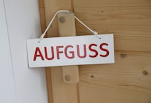 Der Mann hat seine Zeche in der Therme geprellt. 