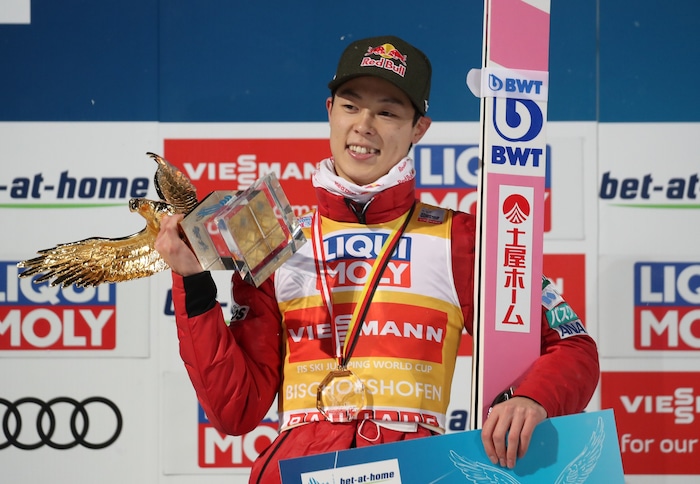 Tournee-Mitfavorit Kobayashi testet im Training bereits die Ski für Olympia.