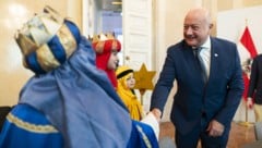 Glück und Segen fürs neue Jahr: Bundeskanzler Christian Stockler (ÖVP) mit Sternsingern im ...