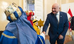 Glück und Segen fürs neue Jahr: Bundeskanzler Christian Stockler (ÖVP) mit Sternsingern im ...