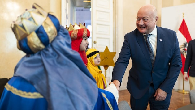 Good luck and blessings for the New Year: Federal Chancellor Christian Stockler (ÖVP) with carol ...