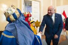 Glück und Segen fürs neue Jahr: Bundeskanzler Christian Stockler (ÖVP) mit Sternsingern im ...