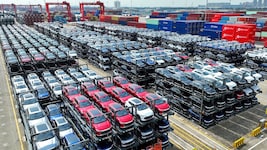 Ein Hafen unweit von Shanghai: Unzählige BYD-Elektroautos warten darauf, in einen Autofrachter ...